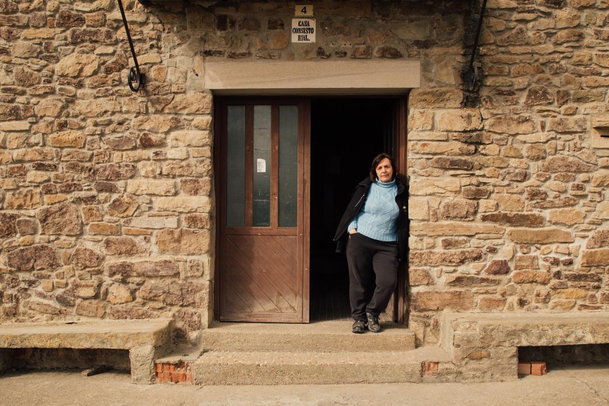 La alcaldesa de Suellacabras, María Felicidad Gómez Lafuente, posa en la puerta del Ayuntamiento