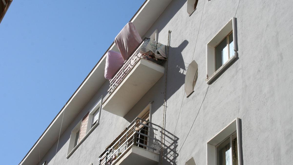 Colchones y mantas en un balcón de la calle Juan XXIII, en pleno casco urbano de la ciudad.