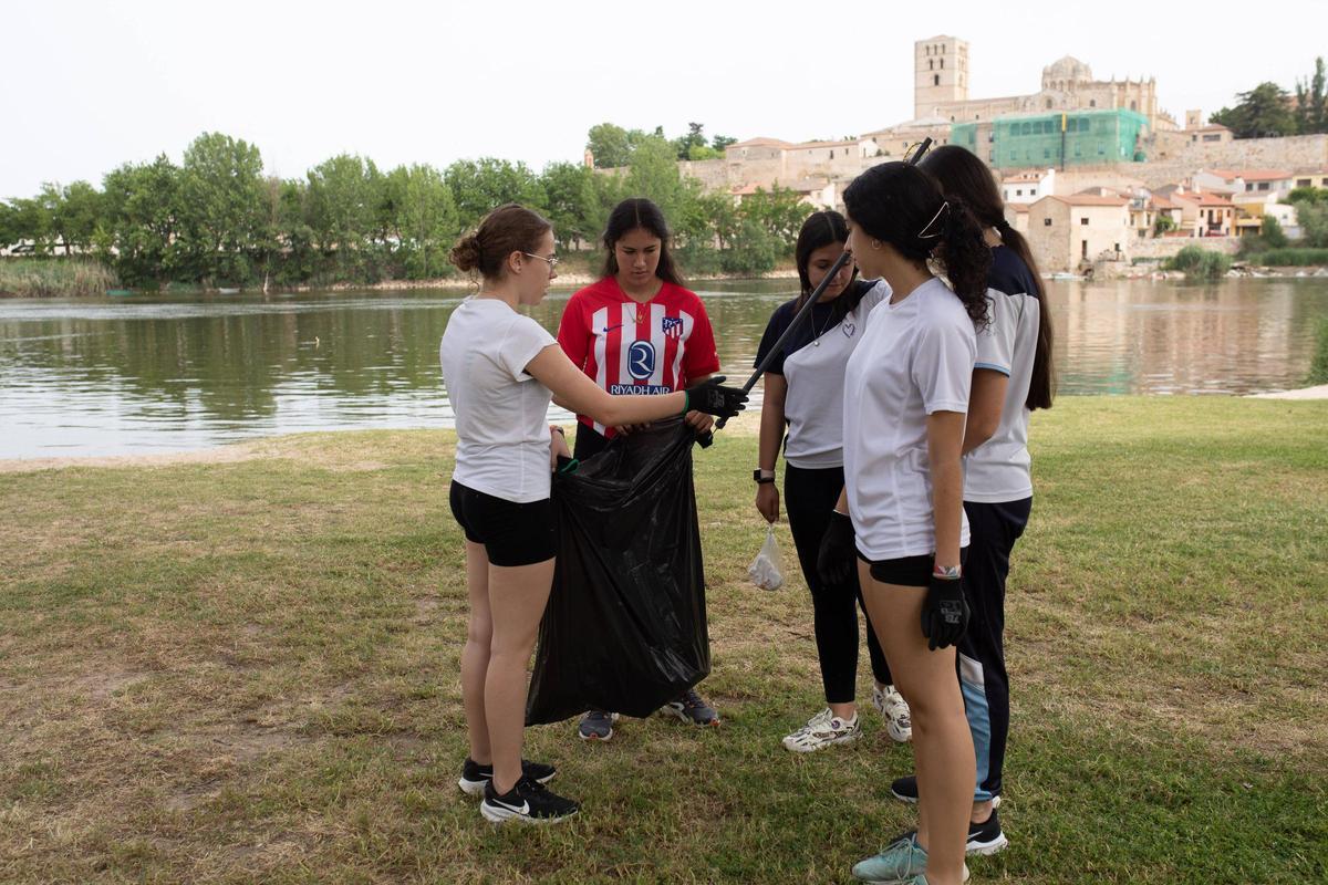 Aquona y el colegio Santísima Trinidad limpian la ribera del Duero.