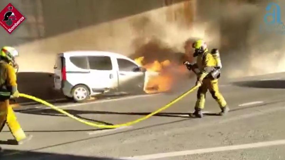 Incendio de vehículo a la altura de Novelda este sábado por la tarde, bajo el puente de la A-31.