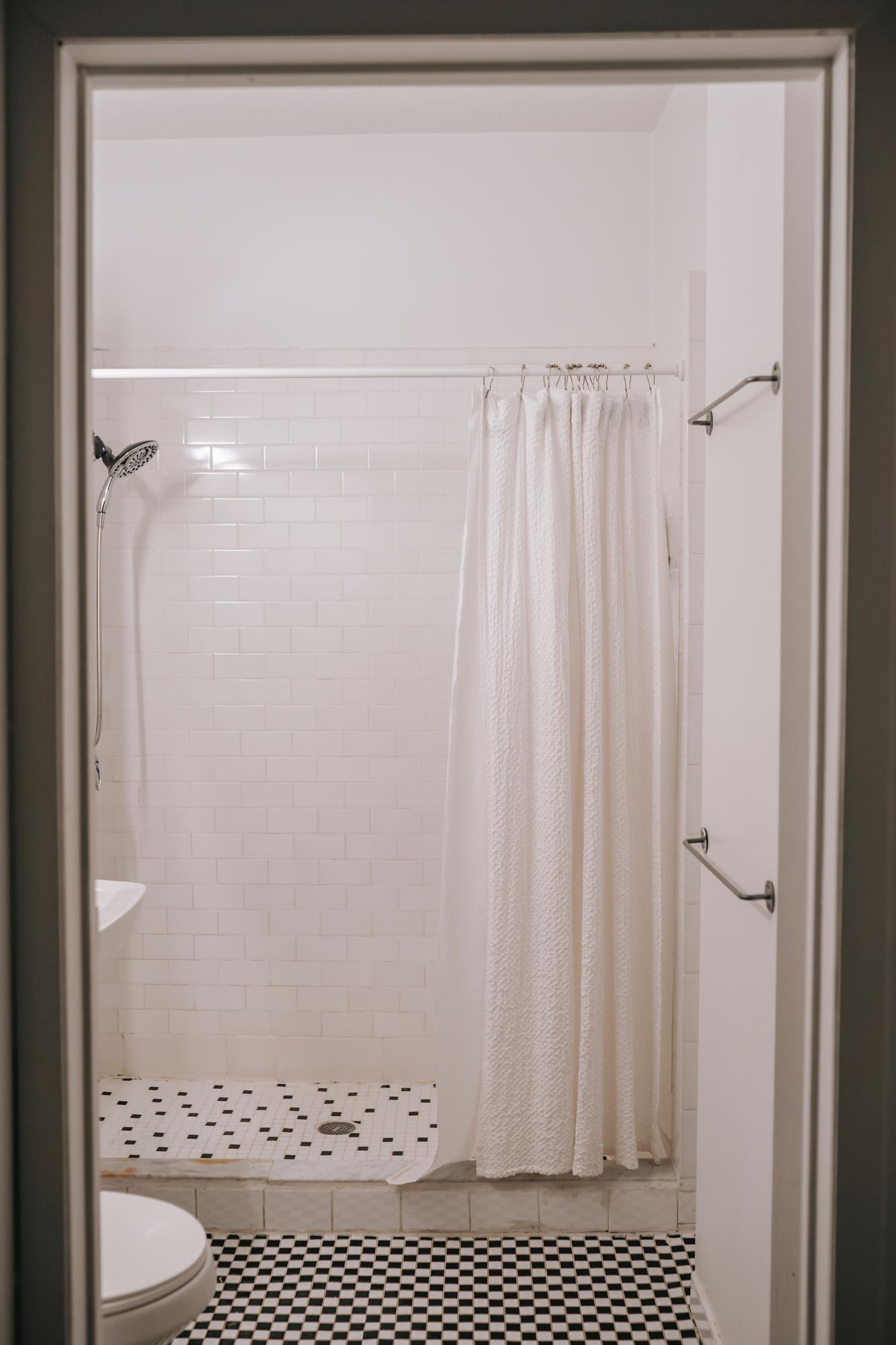 Si tu cortina de ducha es de plástico, puedes meterla en la lavadora.