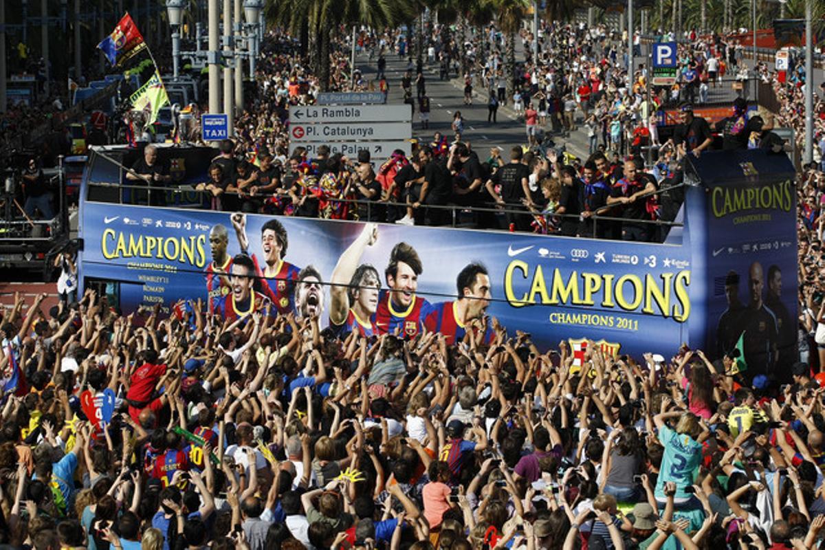 Casi un millón de personas salieron a la calle para seguir la rúa de los campeones de la Liga y de Europa. En la imagen,  el paso del bus de los jugadores por la plaza de Colom.
