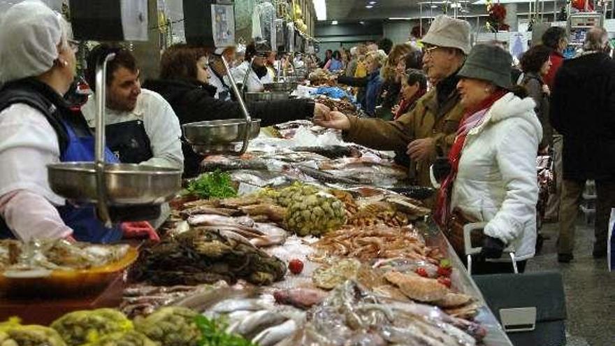 Diferentes tipos de marisco en un mercado. / juan varela