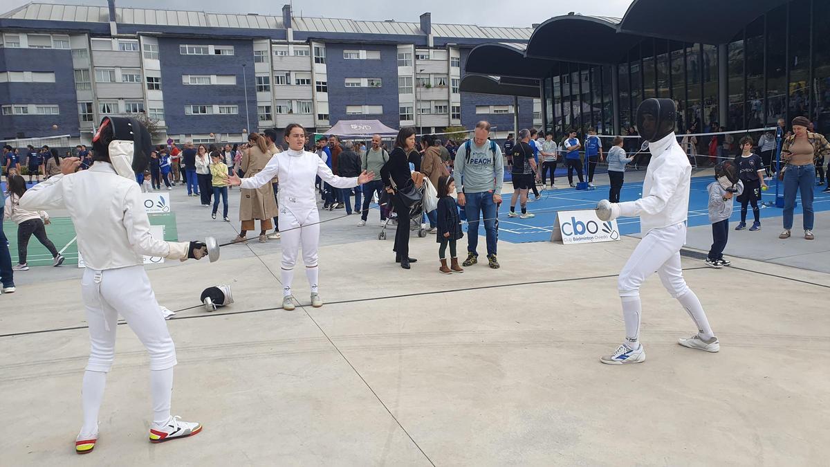 Un momento de la exhibición de esgrima en la calle en la Semana del Deporte de Oviedo.