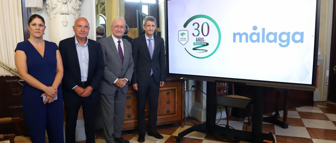 El alcalde, Francisco de la Torre, junto a la concejala de Deportes, Noelia Losada; el presidente de la Fundación Unicaja, José Manuel Domínguez, y el presidente de Unicaja Baloncesto, Antonio López Nieto, en la presentación del 30 aniversario del club.