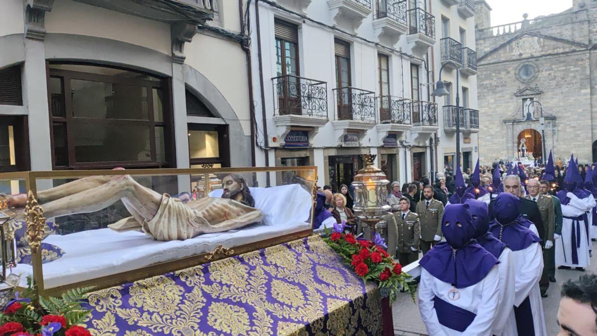 En imágenes: Así fue la procesión del Santo Entierro en Cangas del Narcea