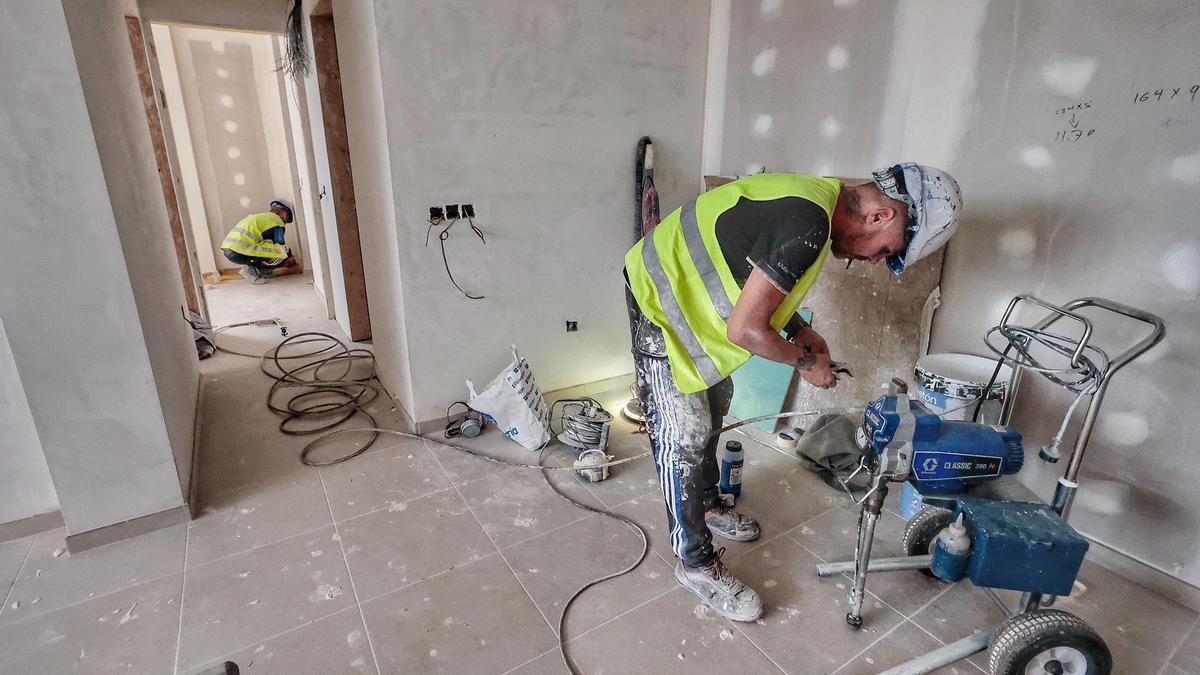 Albañiles trabajando en una vivienda social.