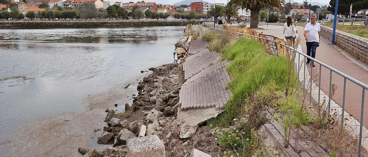 El tramo del paseo de A Foz que se desmoronó hace más de tres años. |   // ALBA VILLAR