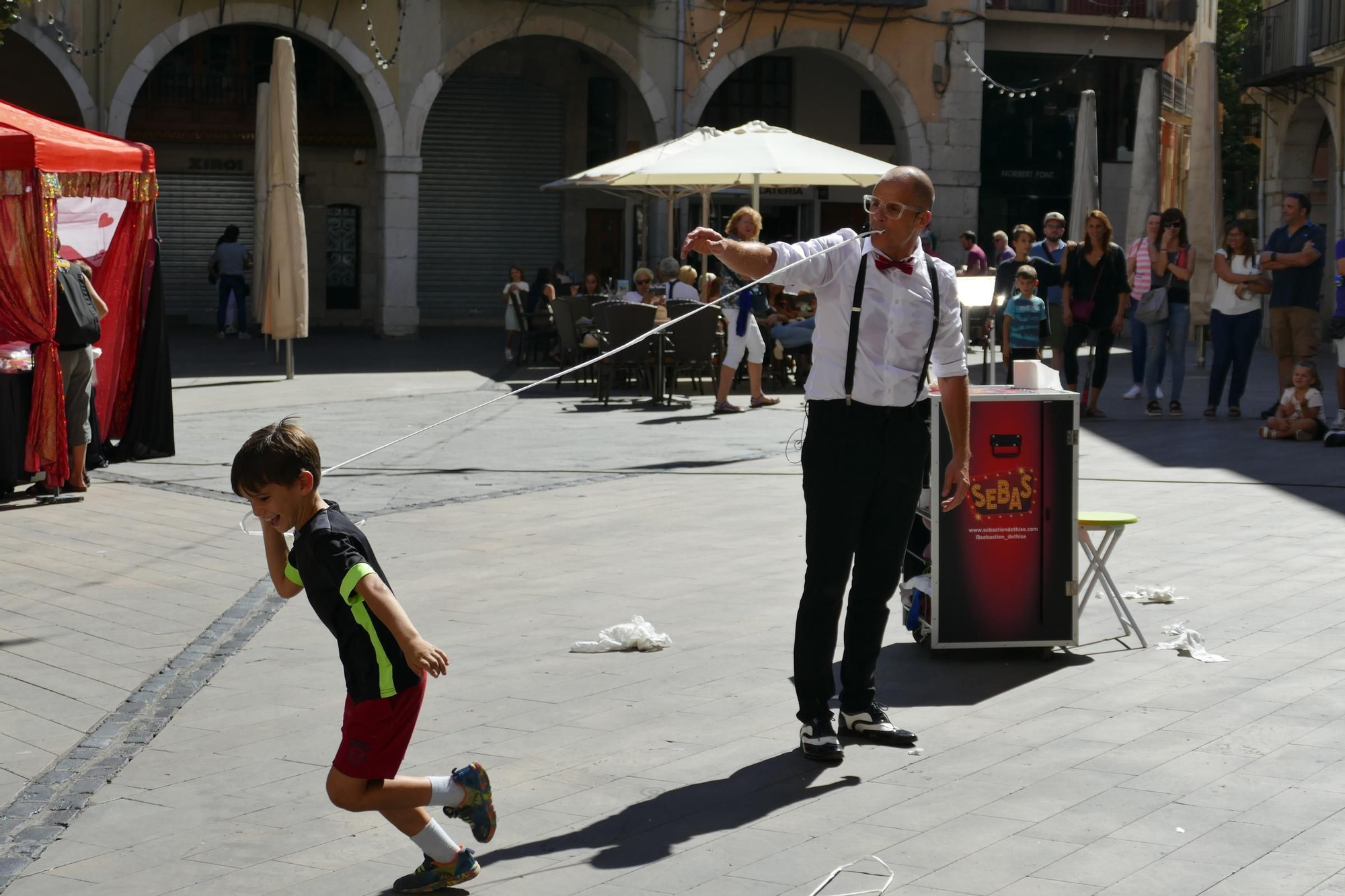 La màgia s'escampa pels carrers i les places de Figueres