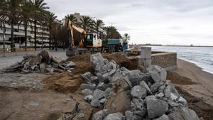 Calafell desmonta parte de su paseo marítimo para devolver espacio tomado a la playa