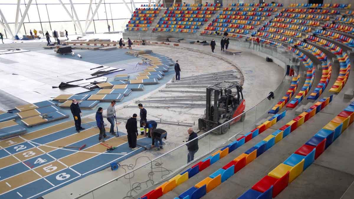 La pista cubierta de atletismo de Sabadell se transforma en un hospital de campaña.