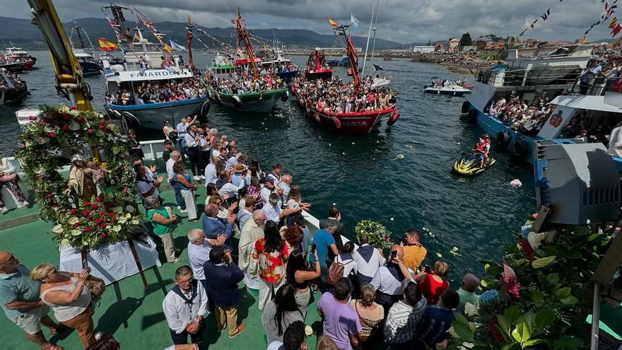 Cientos de barcos procesionan engalanados en Arousa y Muros-Noia en honor de la patrona del mar