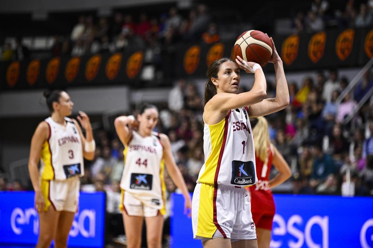 Helena Pueyo tirando a canasta con la selección española