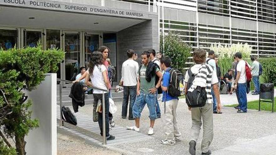 Alumnes a l&#039;entrada de l&#039;Epsem, en una imatge d&#039;arxiu