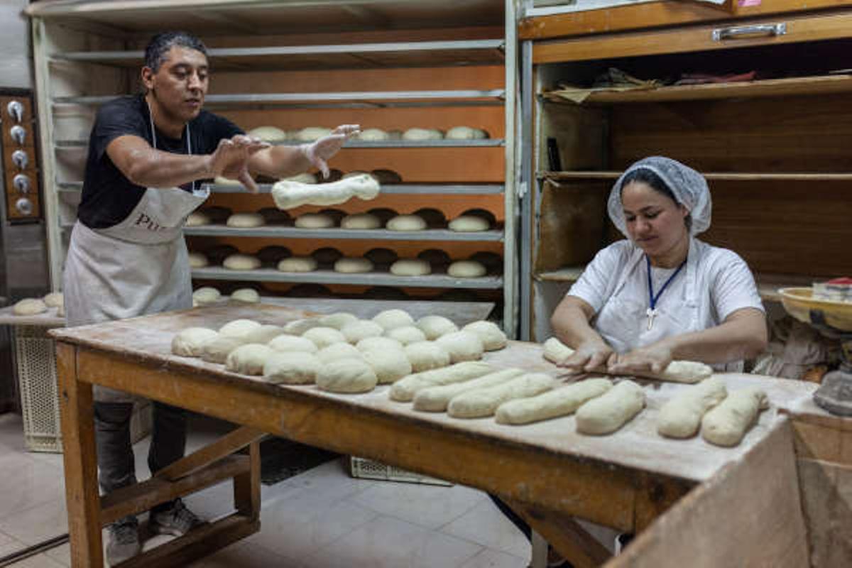 Los panaderos haciendo barras.