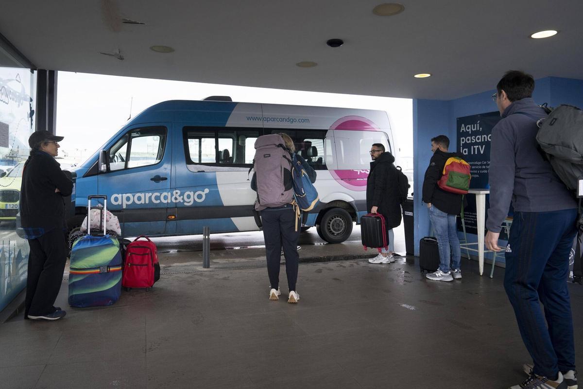 Instalaciones de la empresa aparc&amp;go en las inmediaciones del aeropuerto de El Prat. El sector reclama mayor control ante la proliferación de parkings ilegales en la zona.