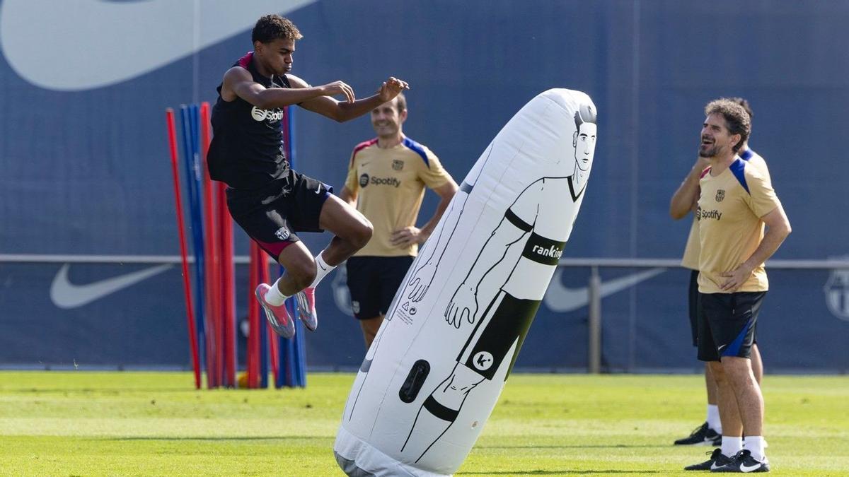 Lamine Yamal, en acción durante el entrenamiento.