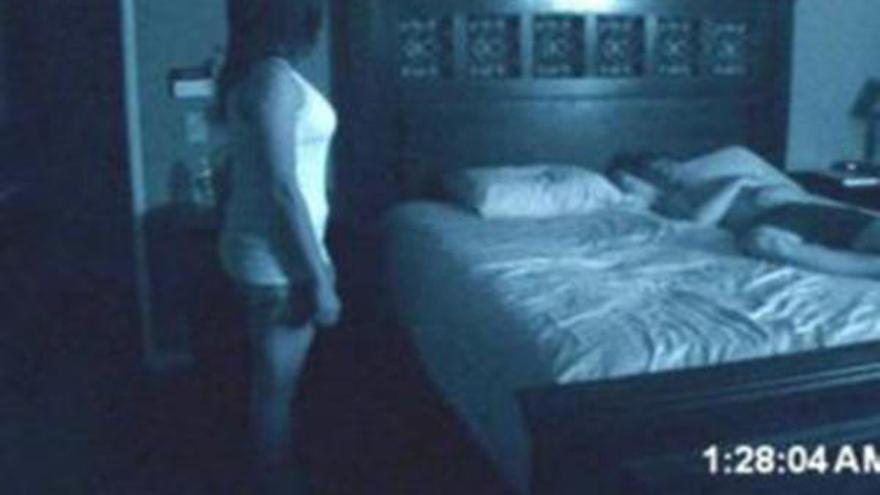 Pone una cámara para filmar a un fantasma en su casa y descubre a su novia y a su hijo teniendo sexo