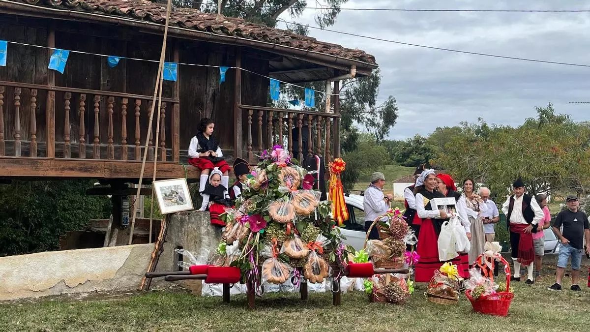 Deva impulsa su tradicional subasta del ramo con lotes de comida y bebida, una air fryer o varias camisetas del Sporting