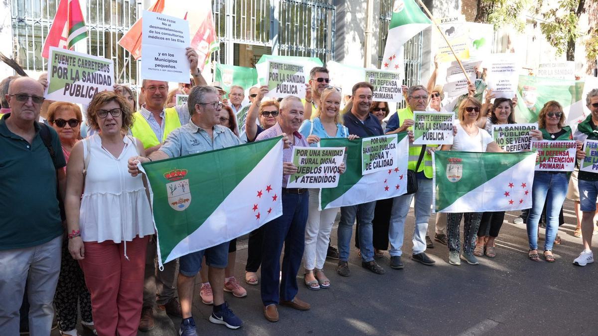 Concentración de los vecinos a las puertas de la delegación de Salud de la Junta en Córdoba, este martes.