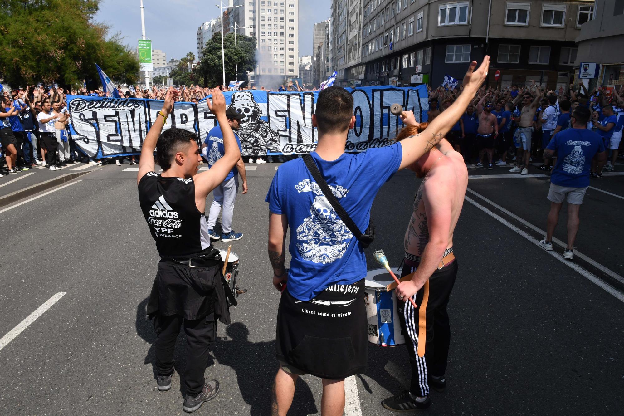 Multitudinario recibimiento de la afición al Dépor en Riazor antes del partido contra el Castellón