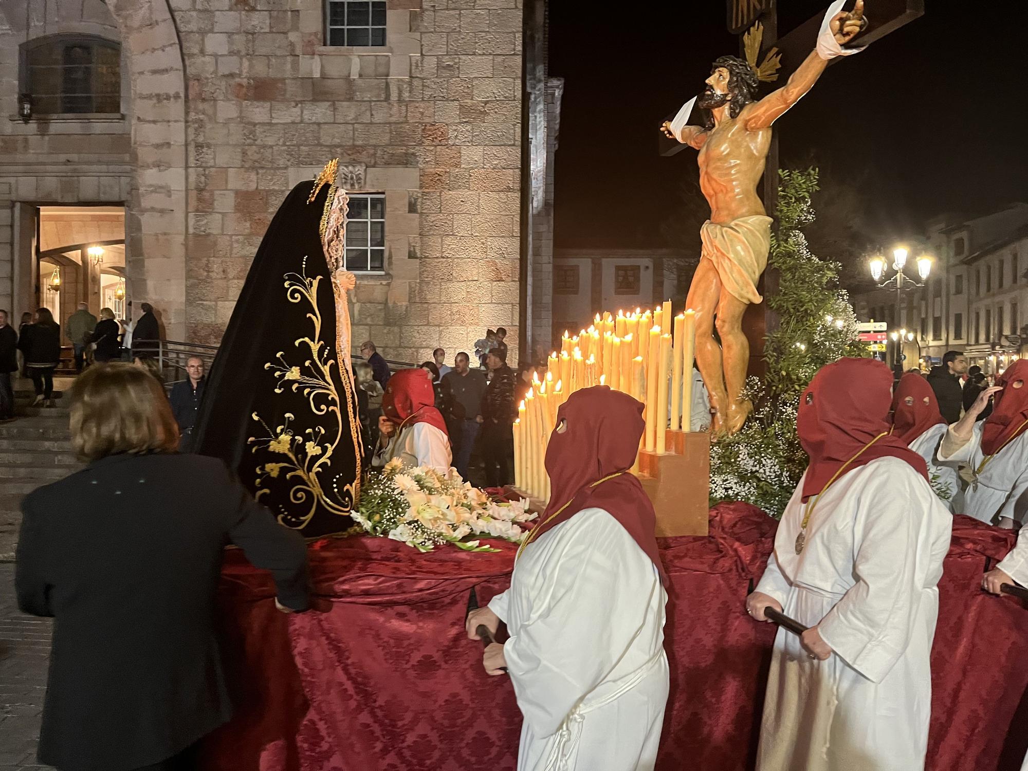 La procesión de La Soledad de Cangas de Onís en imágenes