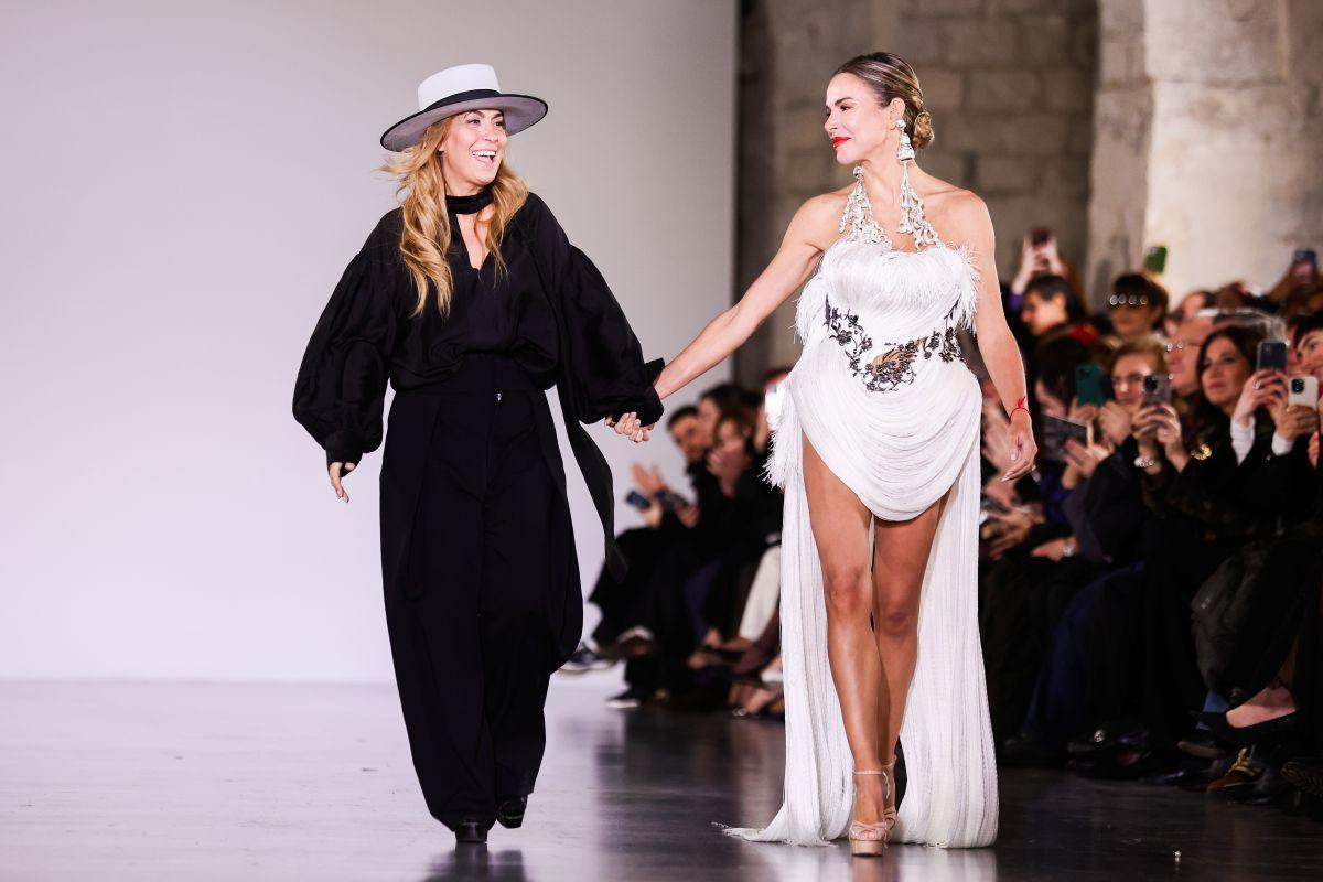 Juana Martín saluda al público tras el desfile de 'Presagio' en París.