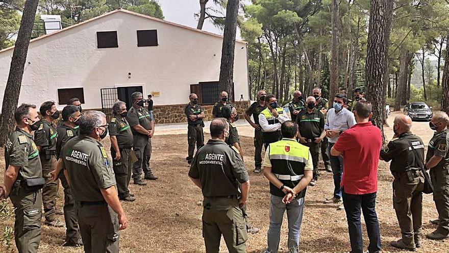 El consejero Luengo charla con los agentes medioambientales, ayer. | CARM