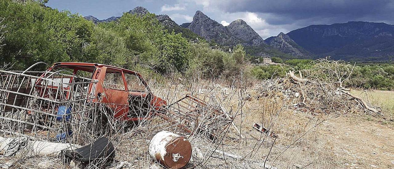 Un coche abandonado en pleno terreno forestal, a las puertas de la Serra de Tramuntana.