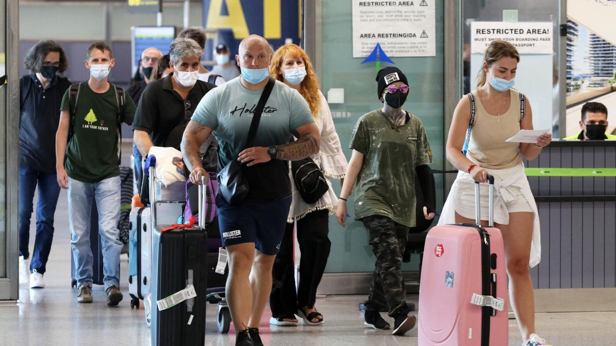 Llegada de turistas al aeropuerto de Málaga.