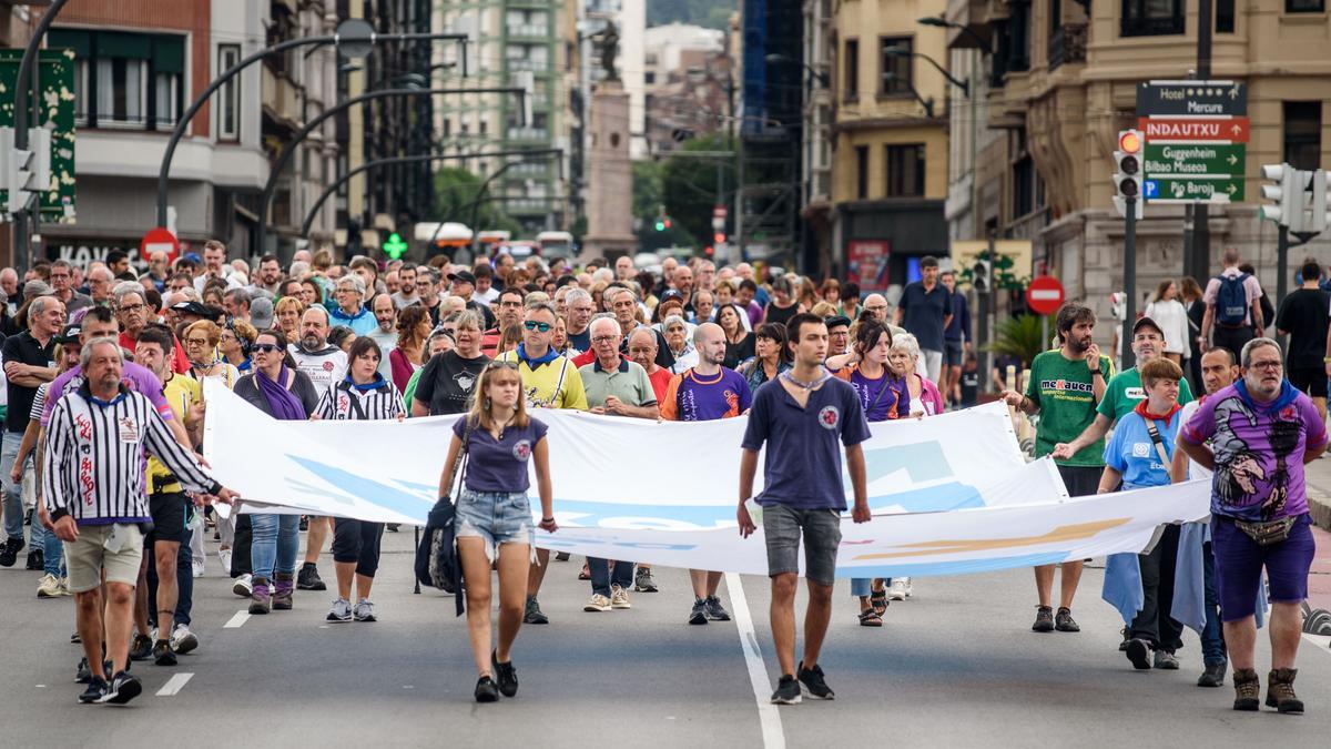 Miles de manifestantes piden el traslado de presos de ETA a cárceles vascas.