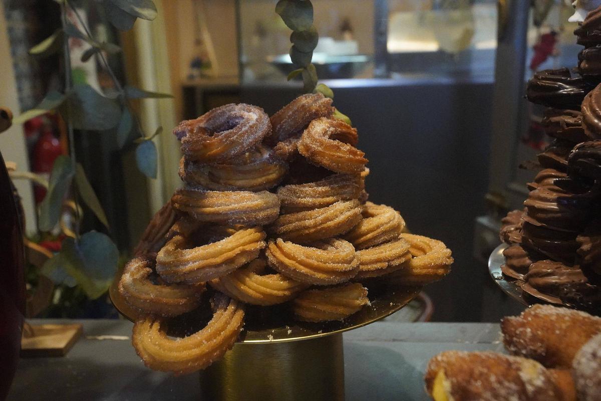 Aparador amb xurros a l'interior del negoci.