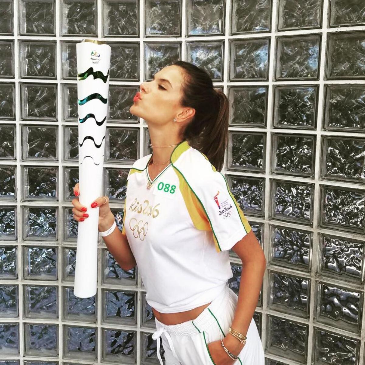 Alessandra Ambrosio posando con la antorcha olímpica