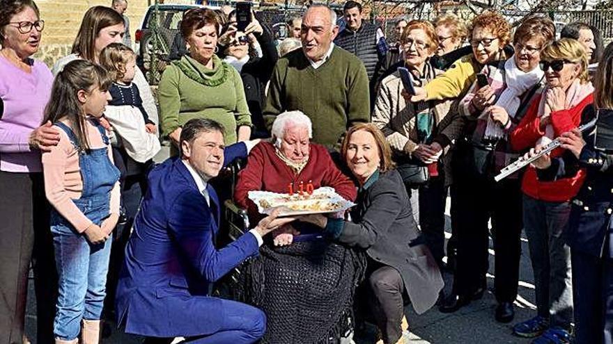 La tía María, rodeada de su familia.