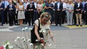 Ofrenda floral en la Rambla en el quinto aniversario del atentado terrorista del 17-A en Barcelona.
