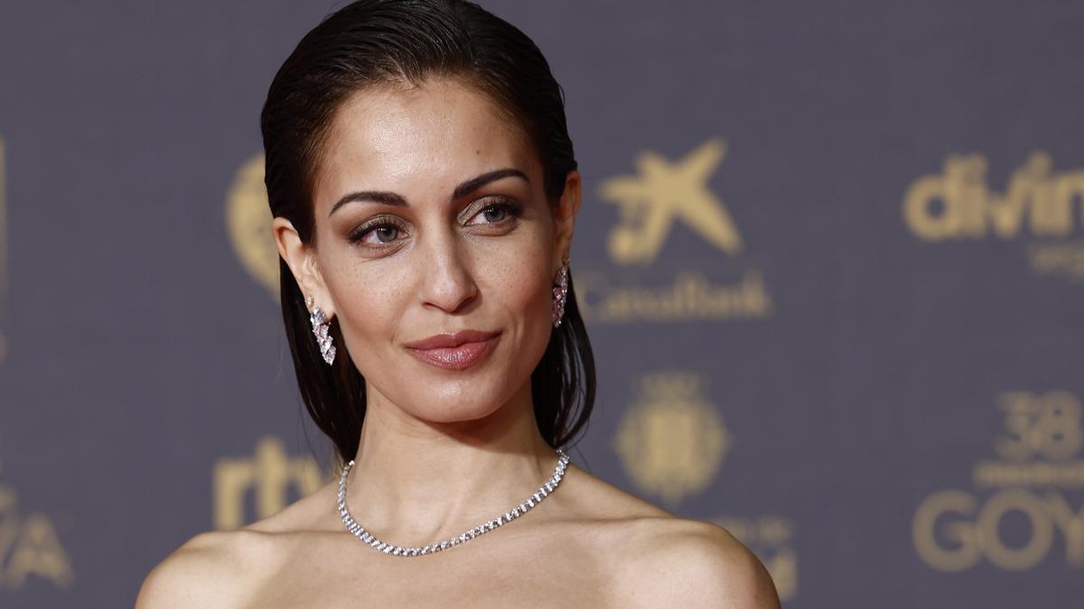 Hiba Abouk y su impresionante look en los Premios Goya 2024: escote tendencia y 'wet look'