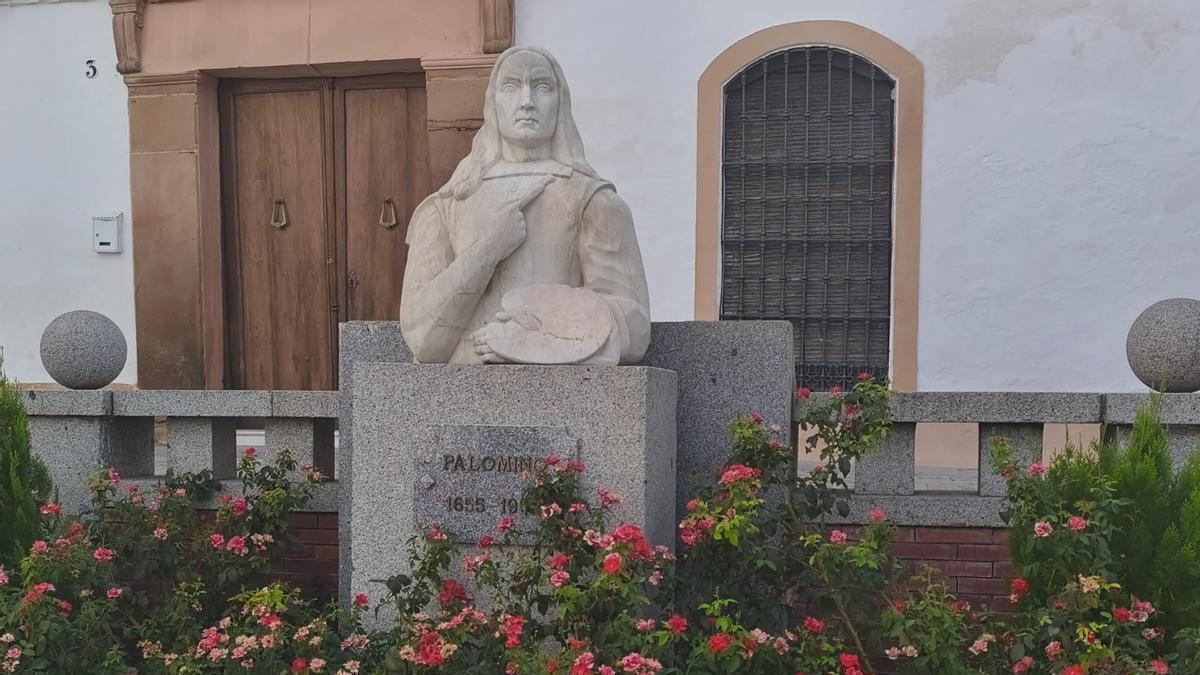 Escultura de A. Palomino en la plaza homónima en Bujalance.