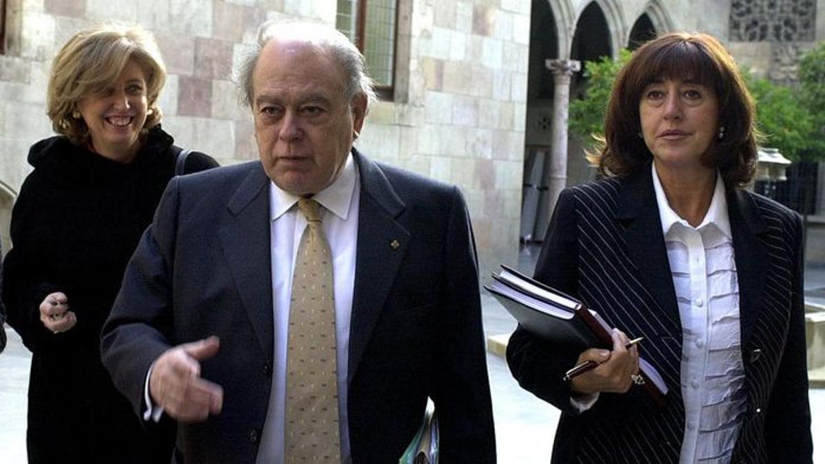 Irene Rigau, Jordi Pujol y Carme Alcoriza en el Palau de la Generalitat en 2002
