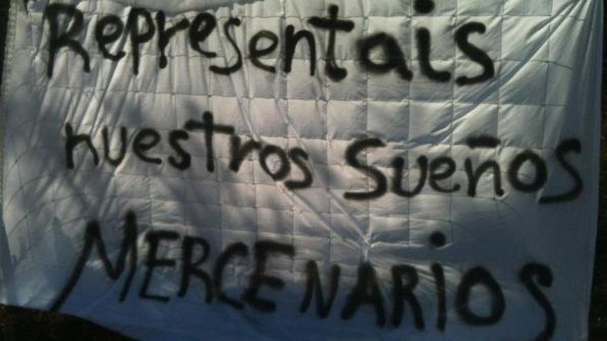La pancarta de hoy junto a la Ciudad Deportiva de Paterna.