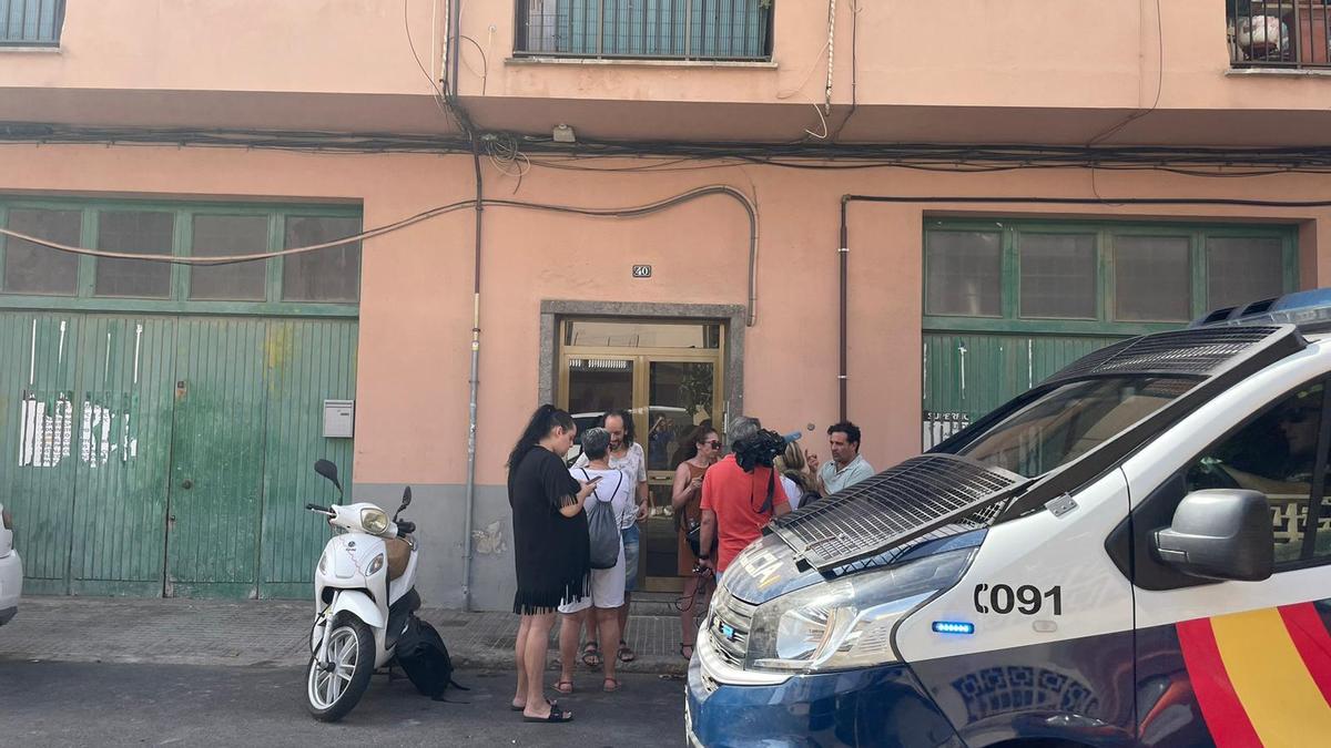 Policía, medios e integrantes de Stop Deshaucios frente a la vivienda.