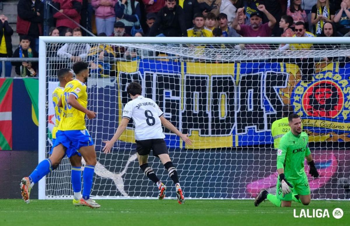 Cádiz - Valencia : El gol de Javi Guerra