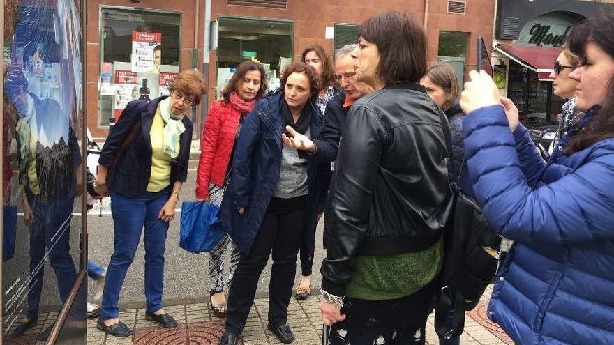 Docentes de Lituania, Italia y Polonia visitan la exposición fotográfica del Memorial &quot;María Luisa&quot; en Infiesto.