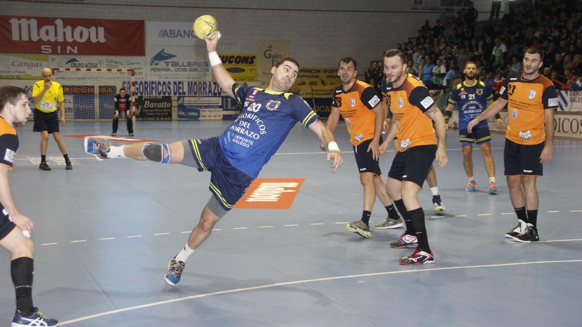 Cerqueira en el partido de Copa EHF ante el CSM Bucarest.