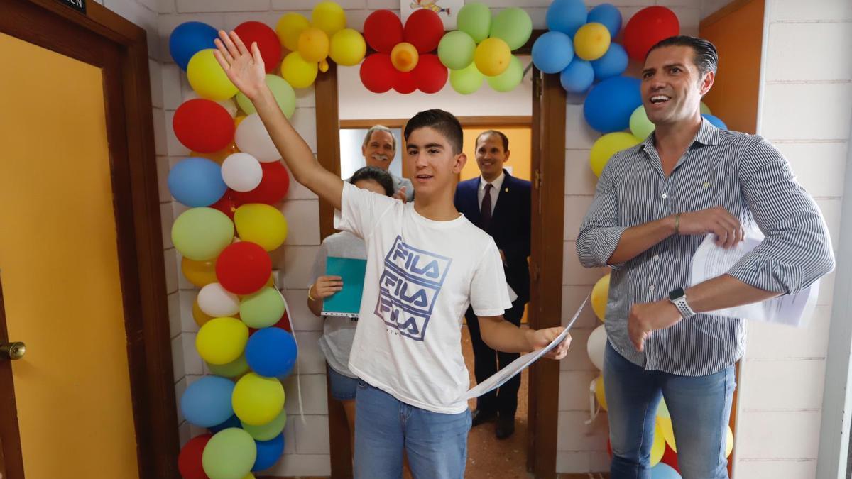 José, alumno del colegio Concepción Arenal, junto al director del colegio, durante la inauguración de la casa piloto.