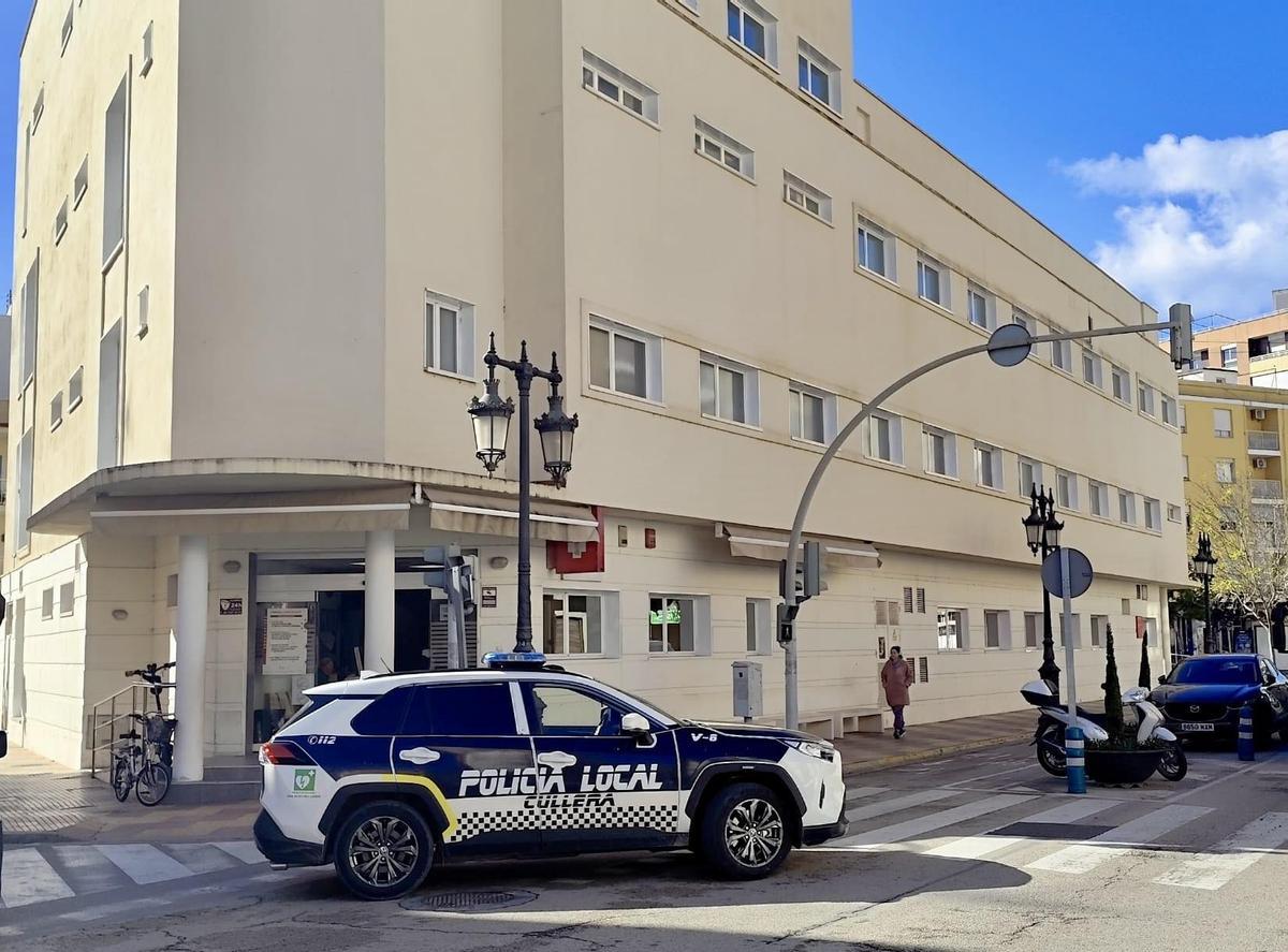 Un coche de la Policía Local de Cullera frente al centro de salud.