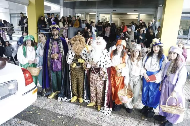 Los Reyes Magos, fieles a su tradición, visitan a los pacientes del Hospital Provincial de Conxo