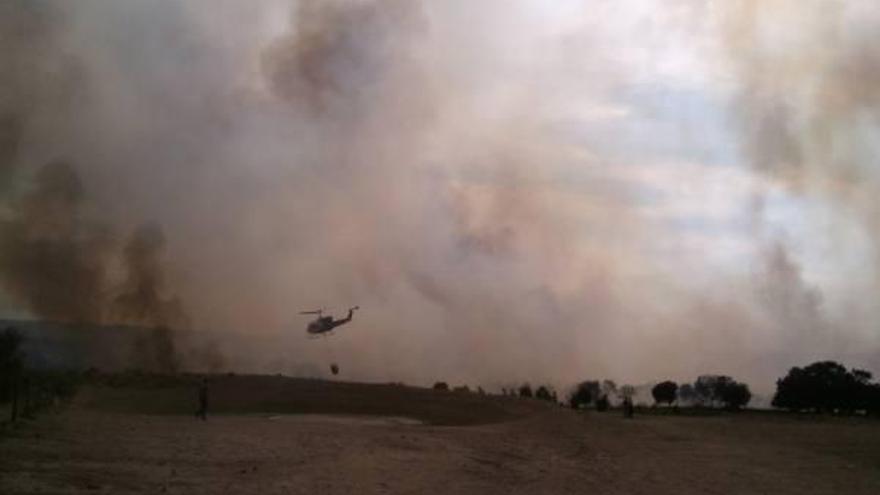 Un helicóptero recoge agua en una laguna de Arribes del Duero durante el incendio de ayer.