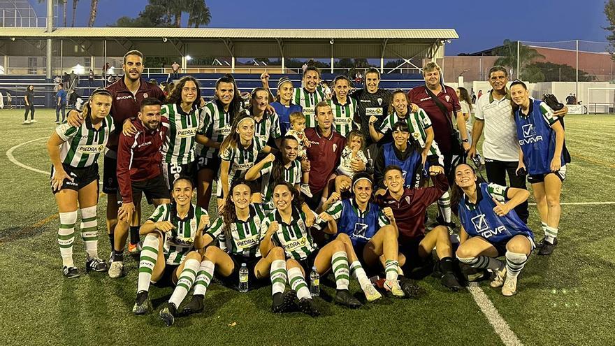 Las jugadoras del Córdoba Femenino celebran el pase de ronda en la Copa de la Reina ante el Aldaia.