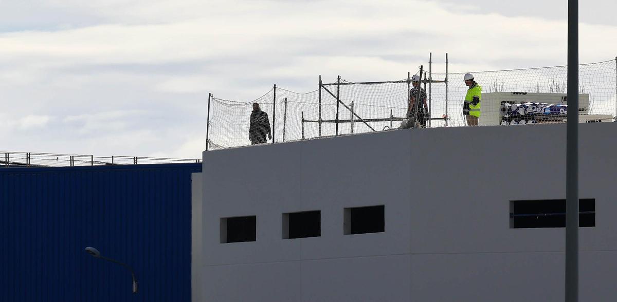 Trabajadores en la fábrica de BSH en Montañana (Zaragoza), esta semana.