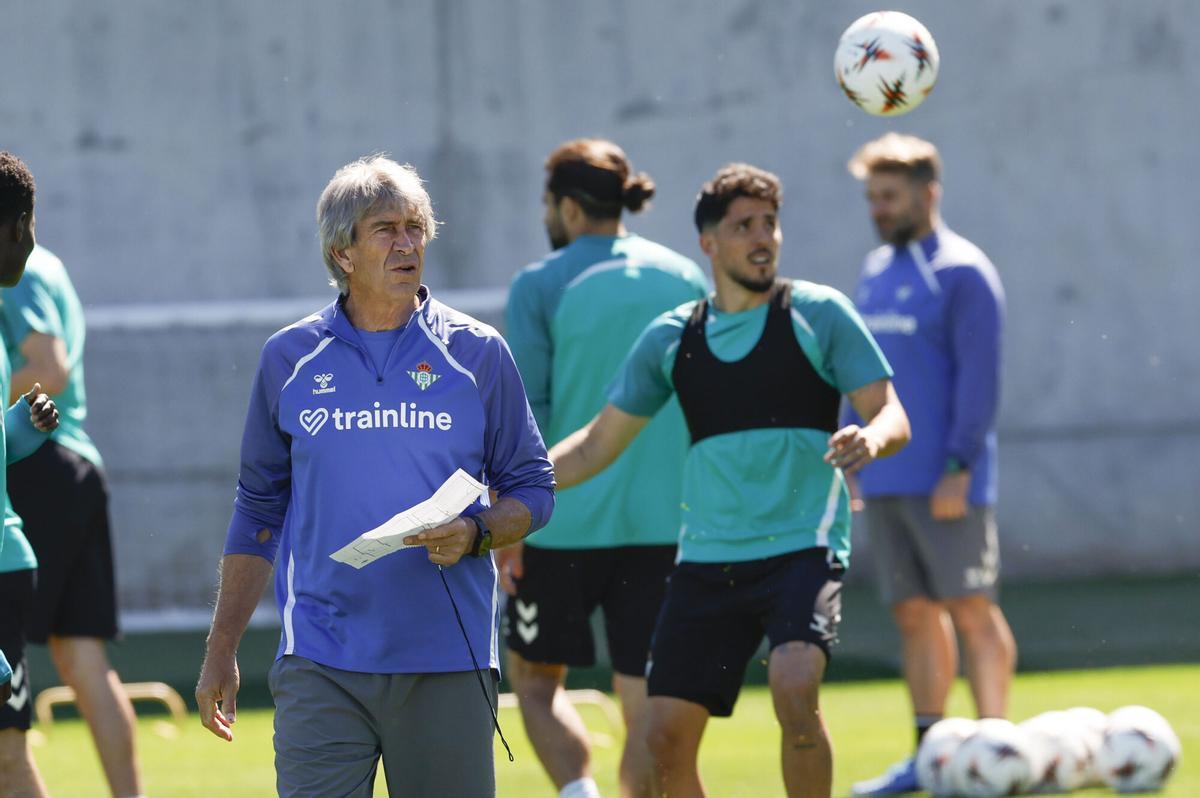 Manuel Pellegrini, durante el entrenamiento del Betis previo al Braga en La Cartuja